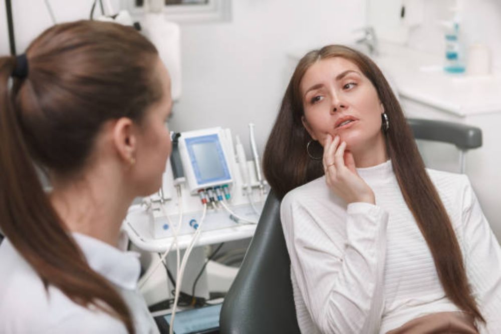 patient discussing tooth pain symptoms with dentist during a dental consultation